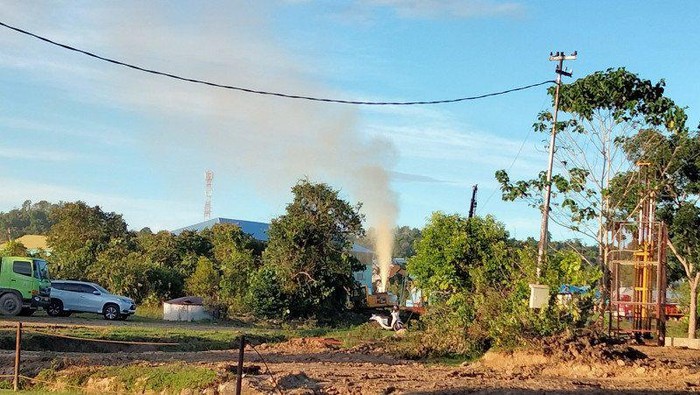 Sumur minyak milik PT. Pertamina EP Asset 5 Tarakan Field di kawasan Kampung Satu, Tarakan, Minggu sore (4/4) mengeluarkan semburan lumpur dan bau (Antara/Susylo Asmalyah)