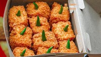 Tahu Yes juga tak kalah fenomenal. Gerainya sudah memiliki banyak cabang, salah satunya di kawasan Blok M, Jakarta Selatan. Dengan harga Rp 10.000 kamu sudah bisa dapatkan 5 pcs. Foto: Instagram @makanpakereceh  