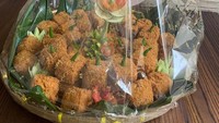 Tahu kriuk juga banyak ditemukan di kawasan Tangerang. Salah satunya ada gerai Tahu Kriuk Sip yang berlokasi di Pintu Barat Pasar 8, Alam Sutera. Tahu kriuk di sini bisa dipesan untuk jadi hantaran.  Foto: Instagram @tahukriuksip