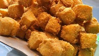 Foodies Medan bisa mampir ke gerai Juragan Tahu Crispy yang berlokasi di Jalan Sentosa Baru No 11. Tahunya mini dan sensasi kriuknya bikin nagih. Foto: Instagram Juragan Tahu Crispy