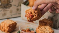Siapa sangka, di Legian, Bali juga ada camilan tahu kriuk. Kamu bisa pesan di gerainya yang bernama Aku Tahu Dewi Sri. Tahunya disajikan pakai sambal ijo dan sambal cobek. Foto: Instagram @akutahu.dewisri  