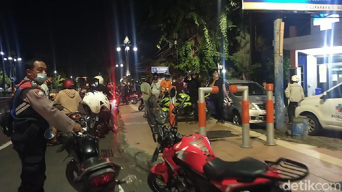 Polisi membubarkan massa yang hendak tawuran di Jalan Kebatang Kali. Belum diketahui asal dua kubu yang hendak tawuran tersebut.