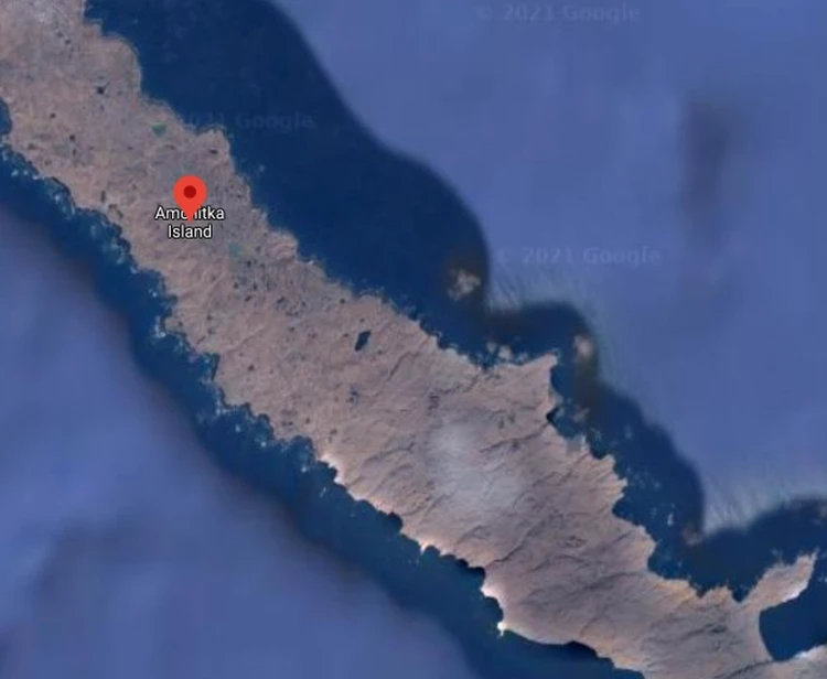 Moruroa adalah atol kecil di selatan Laut Pasifik. Tidak jelas mengapa pulau ini disensor tapi kuat dugaan karena sejarah nuklir di pulau tersebut, sebagaimana dikutip dari The Sun.

2.
Rumah yang disensor ini adalah rumah penculik Ariel Castro. Dia dipenjara seumur hidup plus 1.000 tahun penjara. Namun baru sebulan divonis, dia memngakhiri hidupnya sendiri.

3.
Ini masih jadi misteri, bahkan bagi Jane Allison yang sudah tinggal di sana sejak tahun 2000.

4.
Jeannette adalah pulau di Rusia yang berwarna hitam total. Pulau ini umumnya ditutupi es. Belum diketahui penyebabnya ditutupi Google Maps.

5.
Markas militer Ayioi Anargyroi di Athena diblur, kemungkinan dikarenakan alasan keamanan nasional.

6.
ARECA La Hague adalah fasilitas pemrosesan ulang bahan bakar nuklir di Prancis yang dirahasiakan Google. Lokasi ini kontroversial semenjak Greenpeace berkampanye untuk penutupannya sejak 1997. Mereka mengklaim bahwa tempat ini membuang satu juta liter limbah radioaktif cair per hari ke laut.



7.
Dowództwo Wojsk Specjalnych adalah Komando Pasukan Khusus. DWS bertanggung jawab untuk memimpin dan melatih Pasukan Khusus Polandia, meskipun organisasi yang berbeda menangani ini sekarang. Tidak mengherankan lokasi ini disamarkan.

8.
Patio de los Naranjos merupakan sebuah area di Almeria, Spanyol. Kemungkinan dikarenakan bangunan pemerintah yang ada.


9.
Sandy Islands atau Phantom Island ditampilkan di Google Maps hingga November 2012, ketika ilmuwan Australia mengonfirmasi ketidakhadiran pulau itu. Sekarang yang tersisa hanyalah pemandangan di dasar laut yang bentuknya sama dengan pulau aslinya.

10.
Bagian dari kiri dari Korea Utara diblur pada Google Maps. Tidak ada keterangan nama sekaipun.

11.
Pulau Amchitka adalah tempat uji coba nuklir bawah tanah AS pada 1950-an, 60-an, dan 70-an. Pencarian di Google Mapshanya  menunjukkan bagian yang diburamkan.  Saat ini lokasi tersebut sedang dalam pengamatan untuk kebocoran radioaktif.