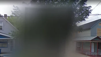 Rumah yang disensor ini adalah rumah penculik Ariel Castro. Penjahat itu dipenjara seumur hidup plus 1.000 tahun penjara. Namun baru sebulan divonis, dia juga mengakhiri hidupnya sendiri. Foto: Google Maps