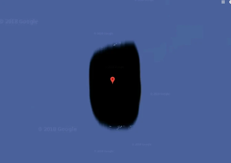 Moruroa adalah atol kecil di selatan Laut Pasifik. Tidak jelas mengapa pulau ini disensor tapi kuat dugaan karena sejarah nuklir di pulau tersebut, sebagaimana dikutip dari The Sun.

2.
Rumah yang disensor ini adalah rumah penculik Ariel Castro. Dia dipenjara seumur hidup plus 1.000 tahun penjara. Namun baru sebulan divonis, dia memngakhiri hidupnya sendiri.

3.
Ini masih jadi misteri, bahkan bagi Jane Allison yang sudah tinggal di sana sejak tahun 2000.

4.
Jeannette adalah pulau di Rusia yang berwarna hitam total. Pulau ini umumnya ditutupi es. Belum diketahui penyebabnya ditutupi Google Maps.

5.
Markas militer Ayioi Anargyroi di Athena diblur, kemungkinan dikarenakan alasan keamanan nasional.

6.
ARECA La Hague adalah fasilitas pemrosesan ulang bahan bakar nuklir di Prancis yang dirahasiakan Google. Lokasi ini kontroversial semenjak Greenpeace berkampanye untuk penutupannya sejak 1997. Mereka mengklaim bahwa tempat ini membuang satu juta liter limbah radioaktif cair per hari ke laut.



7.
Dowództwo Wojsk Specjalnych adalah Komando Pasukan Khusus. DWS bertanggung jawab untuk memimpin dan melatih Pasukan Khusus Polandia, meskipun organisasi yang berbeda menangani ini sekarang. Tidak mengherankan lokasi ini disamarkan.

8.
Patio de los Naranjos merupakan sebuah area di Almeria, Spanyol. Kemungkinan dikarenakan bangunan pemerintah yang ada.


9.
Sandy Islands atau Phantom Island ditampilkan di Google Maps hingga November 2012, ketika ilmuwan Australia mengonfirmasi ketidakhadiran pulau itu. Sekarang yang tersisa hanyalah pemandangan di dasar laut yang bentuknya sama dengan pulau aslinya.

10.
Bagian dari kiri dari Korea Utara diblur pada Google Maps. Tidak ada keterangan nama sekaipun.

11.
Pulau Amchitka adalah tempat uji coba nuklir bawah tanah AS pada 1950-an, 60-an, dan 70-an. Pencarian di Google Mapshanya  menunjukkan bagian yang diburamkan.  Saat ini lokasi tersebut sedang dalam pengamatan untuk kebocoran radioaktif.