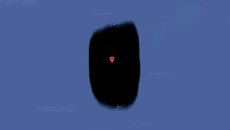 Moruroa adalah atol kecil di selatan Laut Pasifik. Tidak jelas mengapa pulau ini disensor tapi kuat dugaan karena sejarah nuklir di pulau tersebut, sebagaimana dikutip dari The Sun.

2.
Rumah yang disensor ini adalah rumah penculik Ariel Castro. Dia dipenjara seumur hidup plus 1.000 tahun penjara. Namun baru sebulan divonis, dia memngakhiri hidupnya sendiri.

3.
Ini masih jadi misteri, bahkan bagi Jane Allison yang sudah tinggal di sana sejak tahun 2000.

4.
Jeannette adalah pulau di Rusia yang berwarna hitam total. Pulau ini umumnya ditutupi es. Belum diketahui penyebabnya ditutupi Google Maps.

5.
Markas militer Ayioi Anargyroi di Athena diblur, kemungkinan dikarenakan alasan keamanan nasional.

6.
ARECA La Hague adalah fasilitas pemrosesan ulang bahan bakar nuklir di Prancis yang dirahasiakan Google. Lokasi ini kontroversial semenjak Greenpeace berkampanye untuk penutupannya sejak 1997. Mereka mengklaim bahwa tempat ini membuang satu juta liter limbah radioaktif cair per hari ke laut.



7.
Dowództwo Wojsk Specjalnych adalah Komando Pasukan Khusus. DWS bertanggung jawab untuk memimpin dan melatih Pasukan Khusus Polandia, meskipun organisasi yang berbeda menangani ini sekarang. Tidak mengherankan lokasi ini disamarkan.

8.
Patio de los Naranjos merupakan sebuah area di Almeria, Spanyol. Kemungkinan dikarenakan bangunan pemerintah yang ada.


9.
Sandy Islands atau Phantom Island ditampilkan di Google Maps hingga November 2012, ketika ilmuwan Australia mengonfirmasi ketidakhadiran pulau itu. Sekarang yang tersisa hanyalah pemandangan di dasar laut yang bentuknya sama dengan pulau aslinya.

10.
Bagian dari kiri dari Korea Utara diblur pada Google Maps. Tidak ada keterangan nama sekaipun.

11.
Pulau Amchitka adalah tempat uji coba nuklir bawah tanah AS pada 1950-an, 60-an, dan 70-an. Pencarian di Google Mapshanya  menunjukkan bagian yang diburamkan.  Saat ini lokasi tersebut sedang dalam pengamatan untuk kebocoran radioaktif.