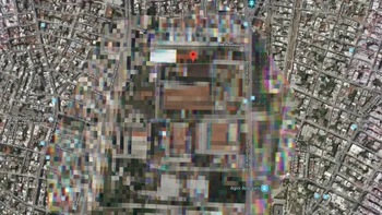 Markas militer Ayioi Anargyroi di Athena diblur. Alasannya kemungkinan dikarenakan demi keamanan nasional. Foto: Google Maps