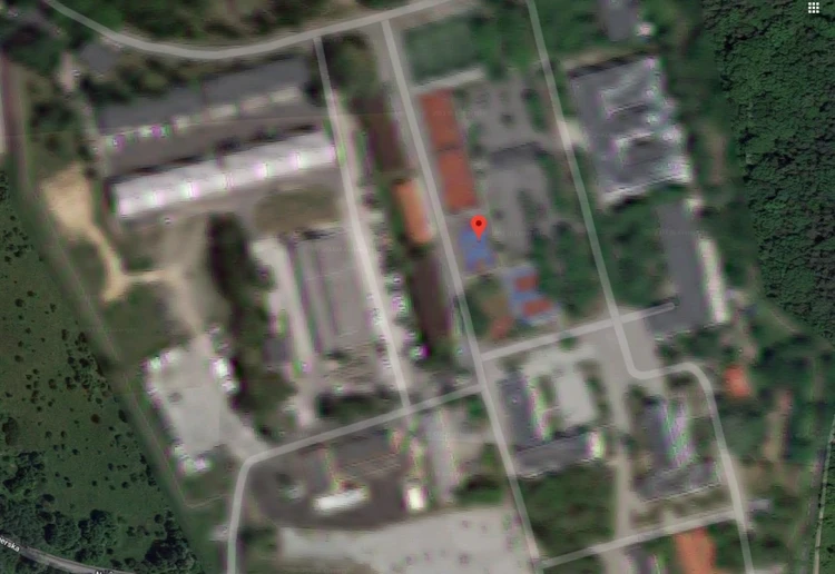 Tempat Rahasia Google Maps Moruroa adalah atol kecil di selatan Laut Pasifik. Tidak jelas mengapa pulau ini disensor tapi kuat dugaan karena sejarah nuklir di pulau tersebut, sebagaimana dikutip dari The Sun.
2.
Rumah yang disensor ini adalah rumah penculik Ariel Castro. Dia dipenjara seumur hidup plus 1.000 tahun penjara. Namun baru sebulan divonis, dia memngakhiri hidupnya sendiri.
3.
Ini masih jadi misteri, bahkan bagi Jane Allison yang sudah tinggal di sana sejak tahun 2000.
4.
Jeannette adalah pulau di Rusia yang berwarna hitam total. Pulau ini umumnya ditutupi es. Belum diketahui penyebabnya ditutupi Google Maps.
5.
Markas militer Ayioi Anargyroi di Athena diblur, kemungkinan dikarenakan alasan keamanan nasional.
6.
ARECA La Hague adalah fasilitas pemrosesan ulang bahan bakar nuklir di Prancis yang dirahasiakan Google. Lokasi ini kontroversial semenjak Greenpeace berkampanye untuk penutupannya sejak 1997. Mereka mengklaim bahwa tempat ini membuang satu juta liter limbah radioaktif cair per hari ke laut.
7.
Dowództwo Wojsk Specjalnych adalah Komando Pasukan Khusus. DWS bertanggung jawab untuk memimpin dan melatih Pasukan Khusus Polandia, meskipun organisasi yang berbeda menangani ini sekarang. Tidak mengherankan lokasi ini disamarkan.
8.
Patio de los Naranjos merupakan sebuah area di Almeria, Spanyol. Kemungkinan dikarenakan bangunan pemerintah yang ada.
9.
Sandy Islands atau Phantom Island ditampilkan di Google Maps hingga November 2012, ketika ilmuwan Australia mengonfirmasi ketidakhadiran pulau itu. Sekarang yang tersisa hanyalah pemandangan di dasar laut yang bentuknya sama dengan pulau aslinya.
10.
Bagian dari kiri dari Korea Utara diblur pada Google Maps. Tidak ada keterangan nama sekaipun.
11.
Pulau Amchitka adalah tempat uji coba nuklir bawah tanah AS pada 1950-an, 60-an, dan 70-an. Pencarian di Google Mapshanya menunjukkan bagian yang diburamkan. Saat ini lokasi tersebut sedang dalam pengamatan untuk kebocoran radioaktif.