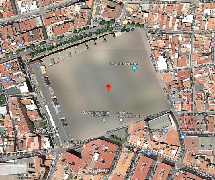 Tempat Rahasia Google Maps Moruroa adalah atol kecil di selatan Laut Pasifik. Tidak jelas mengapa pulau ini disensor tapi kuat dugaan karena sejarah nuklir di pulau tersebut, sebagaimana dikutip dari The Sun.
2.
Rumah yang disensor ini adalah rumah penculik Ariel Castro. Dia dipenjara seumur hidup plus 1.000 tahun penjara. Namun baru sebulan divonis, dia memngakhiri hidupnya sendiri.
3.
Ini masih jadi misteri, bahkan bagi Jane Allison yang sudah tinggal di sana sejak tahun 2000.
4.
Jeannette adalah pulau di Rusia yang berwarna hitam total. Pulau ini umumnya ditutupi es. Belum diketahui penyebabnya ditutupi Google Maps.
5.
Markas militer Ayioi Anargyroi di Athena diblur, kemungkinan dikarenakan alasan keamanan nasional.
6.
ARECA La Hague adalah fasilitas pemrosesan ulang bahan bakar nuklir di Prancis yang dirahasiakan Google. Lokasi ini kontroversial semenjak Greenpeace berkampanye untuk penutupannya sejak 1997. Mereka mengklaim bahwa tempat ini membuang satu juta liter limbah radioaktif cair per hari ke laut.
7.
Dowództwo Wojsk Specjalnych adalah Komando Pasukan Khusus. DWS bertanggung jawab untuk memimpin dan melatih Pasukan Khusus Polandia, meskipun organisasi yang berbeda menangani ini sekarang. Tidak mengherankan lokasi ini disamarkan.
8.
Patio de los Naranjos merupakan sebuah area di Almeria, Spanyol. Kemungkinan dikarenakan bangunan pemerintah yang ada.
9.
Sandy Islands atau Phantom Island ditampilkan di Google Maps hingga November 2012, ketika ilmuwan Australia mengonfirmasi ketidakhadiran pulau itu. Sekarang yang tersisa hanyalah pemandangan di dasar laut yang bentuknya sama dengan pulau aslinya.
10.
Bagian dari kiri dari Korea Utara diblur pada Google Maps. Tidak ada keterangan nama sekaipun.
11.
Pulau Amchitka adalah tempat uji coba nuklir bawah tanah AS pada 1950-an, 60-an, dan 70-an. Pencarian di Google Mapshanya menunjukkan bagian yang diburamkan. Saat ini lokasi tersebut sedang dalam pengamatan untuk kebocoran radioaktif.