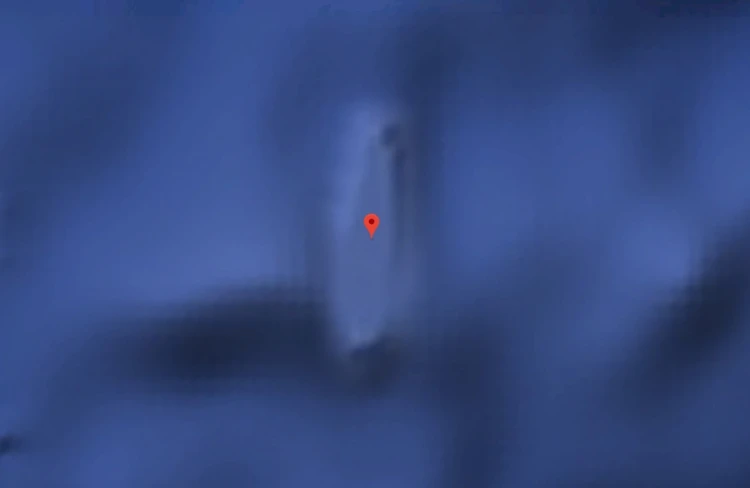 Tempat Rahasia Google Maps Moruroa adalah atol kecil di selatan Laut Pasifik. Tidak jelas mengapa pulau ini disensor tapi kuat dugaan karena sejarah nuklir di pulau tersebut, sebagaimana dikutip dari The Sun.
2.
Rumah yang disensor ini adalah rumah penculik Ariel Castro. Dia dipenjara seumur hidup plus 1.000 tahun penjara. Namun baru sebulan divonis, dia memngakhiri hidupnya sendiri.
3.
Ini masih jadi misteri, bahkan bagi Jane Allison yang sudah tinggal di sana sejak tahun 2000.
4.
Jeannette adalah pulau di Rusia yang berwarna hitam total. Pulau ini umumnya ditutupi es. Belum diketahui penyebabnya ditutupi Google Maps.
5.
Markas militer Ayioi Anargyroi di Athena diblur, kemungkinan dikarenakan alasan keamanan nasional.
6.
ARECA La Hague adalah fasilitas pemrosesan ulang bahan bakar nuklir di Prancis yang dirahasiakan Google. Lokasi ini kontroversial semenjak Greenpeace berkampanye untuk penutupannya sejak 1997. Mereka mengklaim bahwa tempat ini membuang satu juta liter limbah radioaktif cair per hari ke laut.
7.
Dowództwo Wojsk Specjalnych adalah Komando Pasukan Khusus. DWS bertanggung jawab untuk memimpin dan melatih Pasukan Khusus Polandia, meskipun organisasi yang berbeda menangani ini sekarang. Tidak mengherankan lokasi ini disamarkan.
8.
Patio de los Naranjos merupakan sebuah area di Almeria, Spanyol. Kemungkinan dikarenakan bangunan pemerintah yang ada.
9.
Sandy Islands atau Phantom Island ditampilkan di Google Maps hingga November 2012, ketika ilmuwan Australia mengonfirmasi ketidakhadiran pulau itu. Sekarang yang tersisa hanyalah pemandangan di dasar laut yang bentuknya sama dengan pulau aslinya.
10.
Bagian dari kiri dari Korea Utara diblur pada Google Maps. Tidak ada keterangan nama sekaipun.
11.
Pulau Amchitka adalah tempat uji coba nuklir bawah tanah AS pada 1950-an, 60-an, dan 70-an. Pencarian di Google Mapshanya menunjukkan bagian yang diburamkan. Saat ini lokasi tersebut sedang dalam pengamatan untuk kebocoran radioaktif.