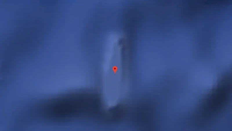 Moruroa adalah atol kecil di selatan Laut Pasifik. Tidak jelas mengapa pulau ini disensor tapi kuat dugaan karena sejarah nuklir di pulau tersebut, sebagaimana dikutip dari The Sun.

2.
Rumah yang disensor ini adalah rumah penculik Ariel Castro. Dia dipenjara seumur hidup plus 1.000 tahun penjara. Namun baru sebulan divonis, dia memngakhiri hidupnya sendiri.

3.
Ini masih jadi misteri, bahkan bagi Jane Allison yang sudah tinggal di sana sejak tahun 2000.

4.
Jeannette adalah pulau di Rusia yang berwarna hitam total. Pulau ini umumnya ditutupi es. Belum diketahui penyebabnya ditutupi Google Maps.

5.
Markas militer Ayioi Anargyroi di Athena diblur, kemungkinan dikarenakan alasan keamanan nasional.

6.
ARECA La Hague adalah fasilitas pemrosesan ulang bahan bakar nuklir di Prancis yang dirahasiakan Google. Lokasi ini kontroversial semenjak Greenpeace berkampanye untuk penutupannya sejak 1997. Mereka mengklaim bahwa tempat ini membuang satu juta liter limbah radioaktif cair per hari ke laut.



7.
Dowództwo Wojsk Specjalnych adalah Komando Pasukan Khusus. DWS bertanggung jawab untuk memimpin dan melatih Pasukan Khusus Polandia, meskipun organisasi yang berbeda menangani ini sekarang. Tidak mengherankan lokasi ini disamarkan.

8.
Patio de los Naranjos merupakan sebuah area di Almeria, Spanyol. Kemungkinan dikarenakan bangunan pemerintah yang ada.


9.
Sandy Islands atau Phantom Island ditampilkan di Google Maps hingga November 2012, ketika ilmuwan Australia mengonfirmasi ketidakhadiran pulau itu. Sekarang yang tersisa hanyalah pemandangan di dasar laut yang bentuknya sama dengan pulau aslinya.

10.
Bagian dari kiri dari Korea Utara diblur pada Google Maps. Tidak ada keterangan nama sekaipun.

11.
Pulau Amchitka adalah tempat uji coba nuklir bawah tanah AS pada 1950-an, 60-an, dan 70-an. Pencarian di Google Mapshanya  menunjukkan bagian yang diburamkan.  Saat ini lokasi tersebut sedang dalam pengamatan untuk kebocoran radioaktif.