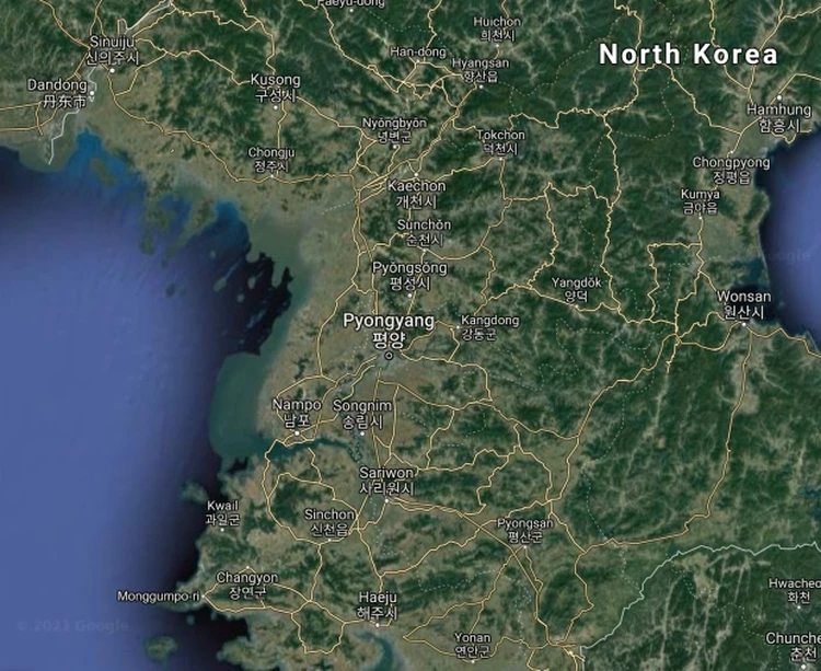 Moruroa adalah atol kecil di selatan Laut Pasifik. Tidak jelas mengapa pulau ini disensor tapi kuat dugaan karena sejarah nuklir di pulau tersebut, sebagaimana dikutip dari The Sun.

2.
Rumah yang disensor ini adalah rumah penculik Ariel Castro. Dia dipenjara seumur hidup plus 1.000 tahun penjara. Namun baru sebulan divonis, dia memngakhiri hidupnya sendiri.

3.
Ini masih jadi misteri, bahkan bagi Jane Allison yang sudah tinggal di sana sejak tahun 2000.

4.
Jeannette adalah pulau di Rusia yang berwarna hitam total. Pulau ini umumnya ditutupi es. Belum diketahui penyebabnya ditutupi Google Maps.

5.
Markas militer Ayioi Anargyroi di Athena diblur, kemungkinan dikarenakan alasan keamanan nasional.

6.
ARECA La Hague adalah fasilitas pemrosesan ulang bahan bakar nuklir di Prancis yang dirahasiakan Google. Lokasi ini kontroversial semenjak Greenpeace berkampanye untuk penutupannya sejak 1997. Mereka mengklaim bahwa tempat ini membuang satu juta liter limbah radioaktif cair per hari ke laut.



7.
Dowództwo Wojsk Specjalnych adalah Komando Pasukan Khusus. DWS bertanggung jawab untuk memimpin dan melatih Pasukan Khusus Polandia, meskipun organisasi yang berbeda menangani ini sekarang. Tidak mengherankan lokasi ini disamarkan.

8.
Patio de los Naranjos merupakan sebuah area di Almeria, Spanyol. Kemungkinan dikarenakan bangunan pemerintah yang ada.


9.
Sandy Islands atau Phantom Island ditampilkan di Google Maps hingga November 2012, ketika ilmuwan Australia mengonfirmasi ketidakhadiran pulau itu. Sekarang yang tersisa hanyalah pemandangan di dasar laut yang bentuknya sama dengan pulau aslinya.

10.
Bagian dari kiri dari Korea Utara diblur pada Google Maps. Tidak ada keterangan nama sekaipun.

11.
Pulau Amchitka adalah tempat uji coba nuklir bawah tanah AS pada 1950-an, 60-an, dan 70-an. Pencarian di Google Mapshanya  menunjukkan bagian yang diburamkan.  Saat ini lokasi tersebut sedang dalam pengamatan untuk kebocoran radioaktif.