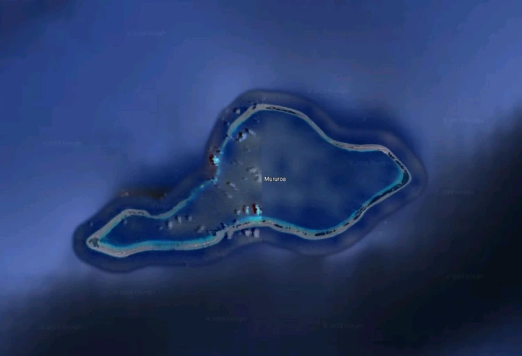 Tempat Rahasia Google Maps Moruroa adalah atol kecil di selatan Laut Pasifik. Tidak jelas mengapa pulau ini disensor tapi kuat dugaan karena sejarah nuklir di pulau tersebut, sebagaimana dikutip dari The Sun.
2.
Rumah yang disensor ini adalah rumah penculik Ariel Castro. Dia dipenjara seumur hidup plus 1.000 tahun penjara. Namun baru sebulan divonis, dia memngakhiri hidupnya sendiri.
3.
Ini masih jadi misteri, bahkan bagi Jane Allison yang sudah tinggal di sana sejak tahun 2000.
4.
Jeannette adalah pulau di Rusia yang berwarna hitam total. Pulau ini umumnya ditutupi es. Belum diketahui penyebabnya ditutupi Google Maps.
5.
Markas militer Ayioi Anargyroi di Athena diblur, kemungkinan dikarenakan alasan keamanan nasional.
6.
ARECA La Hague adalah fasilitas pemrosesan ulang bahan bakar nuklir di Prancis yang dirahasiakan Google. Lokasi ini kontroversial semenjak Greenpeace berkampanye untuk penutupannya sejak 1997. Mereka mengklaim bahwa tempat ini membuang satu juta liter limbah radioaktif cair per hari ke laut.
7.
Dowództwo Wojsk Specjalnych adalah Komando Pasukan Khusus. DWS bertanggung jawab untuk memimpin dan melatih Pasukan Khusus Polandia, meskipun organisasi yang berbeda menangani ini sekarang. Tidak mengherankan lokasi ini disamarkan.
8.
Patio de los Naranjos merupakan sebuah area di Almeria, Spanyol. Kemungkinan dikarenakan bangunan pemerintah yang ada.
9.
Sandy Islands atau Phantom Island ditampilkan di Google Maps hingga November 2012, ketika ilmuwan Australia mengonfirmasi ketidakhadiran pulau itu. Sekarang yang tersisa hanyalah pemandangan di dasar laut yang bentuknya sama dengan pulau aslinya.
10.
Bagian dari kiri dari Korea Utara diblur pada Google Maps. Tidak ada keterangan nama sekaipun.
11.
Pulau Amchitka adalah tempat uji coba nuklir bawah tanah AS pada 1950-an, 60-an, dan 70-an. Pencarian di Google Mapshanya menunjukkan bagian yang diburamkan. Saat ini lokasi tersebut sedang dalam pengamatan untuk kebocoran radioaktif.