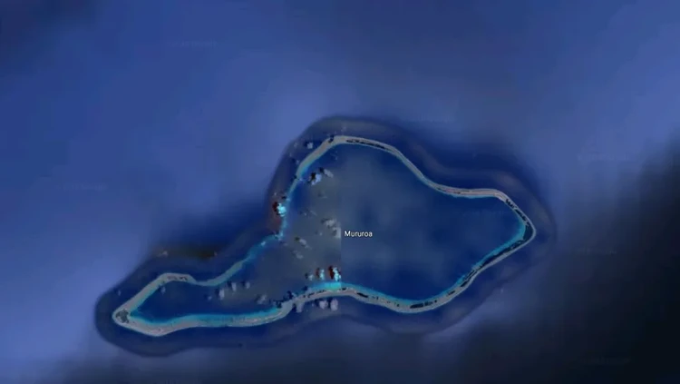 Tempat Rahasia Google Maps Moruroa adalah atol kecil di selatan Laut Pasifik. Tidak jelas mengapa pulau ini disensor tapi kuat dugaan karena sejarah nuklir di pulau tersebut, sebagaimana dikutip dari The Sun.
2.
Rumah yang disensor ini adalah rumah penculik Ariel Castro. Dia dipenjara seumur hidup plus 1.000 tahun penjara. Namun baru sebulan divonis, dia memngakhiri hidupnya sendiri.
3.
Ini masih jadi misteri, bahkan bagi Jane Allison yang sudah tinggal di sana sejak tahun 2000.
4.
Jeannette adalah pulau di Rusia yang berwarna hitam total. Pulau ini umumnya ditutupi es. Belum diketahui penyebabnya ditutupi Google Maps.
5.
Markas militer Ayioi Anargyroi di Athena diblur, kemungkinan dikarenakan alasan keamanan nasional.
6.
ARECA La Hague adalah fasilitas pemrosesan ulang bahan bakar nuklir di Prancis yang dirahasiakan Google. Lokasi ini kontroversial semenjak Greenpeace berkampanye untuk penutupannya sejak 1997. Mereka mengklaim bahwa tempat ini membuang satu juta liter limbah radioaktif cair per hari ke laut.
7.
Dowództwo Wojsk Specjalnych adalah Komando Pasukan Khusus. DWS bertanggung jawab untuk memimpin dan melatih Pasukan Khusus Polandia, meskipun organisasi yang berbeda menangani ini sekarang. Tidak mengherankan lokasi ini disamarkan.
8.
Patio de los Naranjos merupakan sebuah area di Almeria, Spanyol. Kemungkinan dikarenakan bangunan pemerintah yang ada.
9.
Sandy Islands atau Phantom Island ditampilkan di Google Maps hingga November 2012, ketika ilmuwan Australia mengonfirmasi ketidakhadiran pulau itu. Sekarang yang tersisa hanyalah pemandangan di dasar laut yang bentuknya sama dengan pulau aslinya.
10.
Bagian dari kiri dari Korea Utara diblur pada Google Maps. Tidak ada keterangan nama sekaipun.
11.
Pulau Amchitka adalah tempat uji coba nuklir bawah tanah AS pada 1950-an, 60-an, dan 70-an. Pencarian di Google Mapshanya menunjukkan bagian yang diburamkan. Saat ini lokasi tersebut sedang dalam pengamatan untuk kebocoran radioaktif.