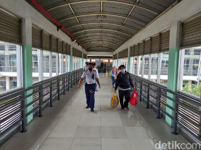 Jumlah penumpang di Terminal Purabaya Surabaya naik saat long weekend. Tapi masih di bawah rata-rata harian sebelum pandemi COVID-19.