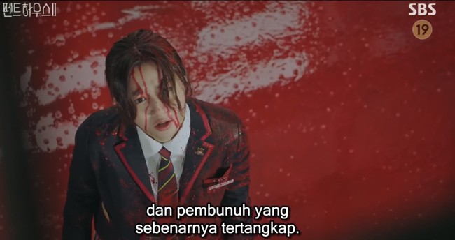 Kembalinya Bae Ro Na ke sekolah Seni Cheong-ah mendapat sambutan ‘kejam’ dari geng Little Hera Club. Dalam episode empat The Penthouse 2, Joo Seok Kyung (pemain Han Ji Hyun) menyiramnya dengan seember cat berwarna merah hingga basah kuyup. Foto: dok SBS