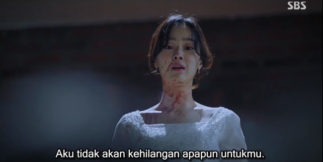 Dalam episode lima The Penthouse 2, Ha Eun Byeol (pemain Choi Ye Bin) diliputi kecemburuan terhadap Bae Ro Na (pemain Kim Hyun Soo). Ia mengambil piala dari etalase kaca dan menyerangnya hingga terjatuh dari tangga dan bersimbah darah. Foto: dok SBS