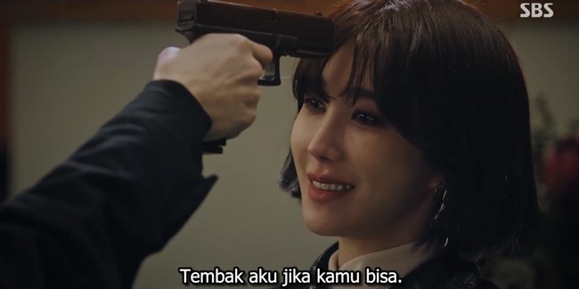 Dalam episode delapan The Penthouse 2, Joo Dan Tae (pemain Uhm Ki Joon) dan Nae Ae Kyo (pemain Lee Ji Ah) terlibat dalam perkelahian sengit. ‘Raja’ real estate itu menodongkan senjata dan mencekik leher istrinya, namun berhasil diselamatkan Logan Lee (pemain Park Eun Suk). Foto: dok SBS