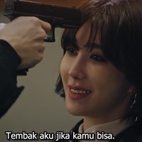 Dalam episode delapan The Penthouse 2, Joo Dan Tae (pemain Uhm Ki Joon) dan Nae Ae Kyo (pemain Lee Ji Ah) terlibat dalam perkelahian sengit. ‘Raja’ real estate itu menodongkan senjata dan mencekik leher istrinya, namun berhasil diselamatkan Logan Lee (pemain Park Eun Suk). Foto: dok SBS