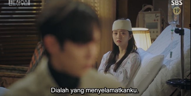 Bae Ro Na (pemain Kim Hyun Soo) ternyata masih hidup walaupun diduga meninggal, dan dibunuh oleh Joo Dan Tae (pemain Uhm Ki Joon). Ia diselamatkan oleh Shim Su Ryeon (pemain Lee Ji Ah), yang kala itu menyamar sebagai Na Ae Gyo. Foto: dok SBS