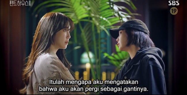 Dalam episode 11 The Penthouse 2, terungkap bahwa Na Ae Kyo mendatangi Shim Su Ryeon untuk meminjam identitasnya. Ia ingin membalas dendam pada Joo Dan Tae dan melihat anak kandungnya Joo Seok Hoon (pemain Kim Young Dae) dan Joo Seok Kyung (pemain Han Ji Hyun). Foto: dok SBS