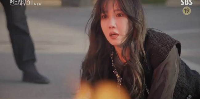 Episode 13 The Penthouse 2 memperlihatkan Logan Lee (pemain Park Eun Suk) meninggal secara mengenaskan di depan Shim Su Ryeon (pemain Lee Ji Ah). Ia terkena ledakan bom yang berada dalam tas Joon Gi (pemain On Joon Wan) dan direncanakan oleh Joo Dan Tae (pemain Uhm Ki Joon). Foto: dok SBS