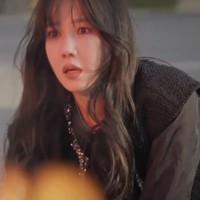 Episode 13 The Penthouse 2 memperlihatkan Logan Lee (pemain Park Eun Suk) meninggal secara mengenaskan di depan Shim Su Ryeon (pemain Lee Ji Ah). Ia terkena ledakan bom yang berada dalam tas Joon Gi (pemain On Joon Wan) dan direncanakan oleh Joo Dan Tae (pemain Uhm Ki Joon). Foto: dok SBS