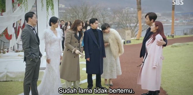 Pernikahan Joo Dan Tae (pemain Um Ki Joon) dan Cheon Seo Jin (pemain Kim So Yeon) dihancurkan oleh tamu tak terduga. Ha Yoon Cheol (pemain Yoon Jong Hoon) mendaratkan helikopternya dan merusak dekorasi karena tertiup angin kencang. Foto: dok SBS