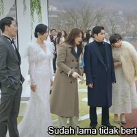 Pernikahan Joo Dan Tae (pemain Um Ki Joon) dan Cheon Seo Jin (pemain Kim So Yeon) dihancurkan oleh tamu tak terduga. Ha Yoon Cheol (pemain Yoon Jong Hoon) mendaratkan helikopternya dan merusak dekorasi karena tertiup angin kencang. Foto: dok SBS