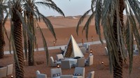 Resort ini punya segalanya, dari kolam berpohon, restoran pop-up, hingga glamping mewah. Resort mewah ini berusaha memikat orang kaya di Arab Saudi yang dilarang bepergian ke luar negeri sejak dimulainya pandemi Corona. (Fayez Nureldine/AFP)