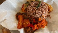 Kalau mau coba menu daging yang paling laris di sini, bisa pesan paket nasi merah dendeng batokok (Rp 37.000). Untuk sayurannya bisa coba tahu kemangi, yang ditumis dengan irisan cabai. Foto: detikFood