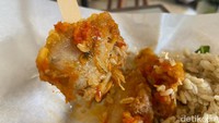 Bentuk ayam geprek di sini lebih mirip seperti chicken karaage khas Jepang. Ayam disajikan dengan sambal bawang ekstra pedas. Sayuran pelengkapnya bisa pilih capcay dan tambahan sambal matah. Foto: detikFood