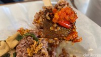 Ketika dicicip, tekstur daging batokok dari kedelai dan sayuran ini cukup berserat. Mirip sekali dengan tekstur dendeng sapi sungguhan.  Foto: detikFood