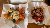 Selain dendeng batokoknya yang mantul. Menu ayam gepreknya juga wajib dicoba. Sama seperti dendeng, ayam geprek ini dibuat dari olahan kedelai dan tambahan sayuran. Foto: detikFood