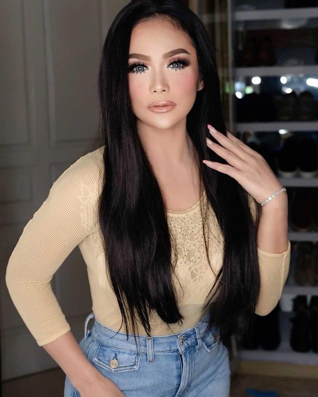 Menurut dr. Chen, salmon DNA merupakan rahasia kecantikan artis Korea. Perawatan dengan salom DNA bisa membuat kulit wajah glowing dan awet muda. Biaya perawatan yang dilakukan Krisdayanti ini bisa mencapai Rp 50 juta. Foto: Instagram @krisdayantilemos