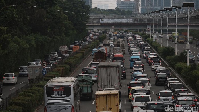 Kemacetan perlahan mulai terurai sekitar pukul 10.30 WIB.