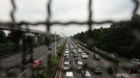 Lalu-lintas di gerbang tol Cililitan terpantau tersendat, Senin (5/4/2021). (Foto: Andhika Prasetia/detikcom)