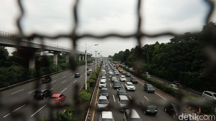 Tol Jagorawi arah Jakarta macet Lalu-lintas di gerbang tol Cililitan terpantau tersendat, Senin (5/4/2021).