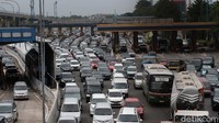 Kemacetan dikarenakan volume kendaraan dan adanya titik temu kendaraan. (Foto: Andhika Prasetia/detikcom)