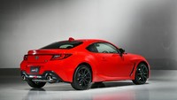 Dilihat dari samping, masih tetap cantik ya? Seperti halnya BRZ, arsitektur GR 86 mengadopsi elemen dari Platform Global Subaru. Dimensinya juga identik, GR 86 berukuran panjang 4.265 mm (+25 mm), lebar 1.775 mm, tinggi 1.310 mm (-10 mm), dan bobot kendaraan di 1.270 kg. Foto: Toyota Motor Corporation