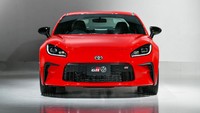 Ya, seperti diketahui pengembangan mobil ini dilakukan bersama dengan Subaru. Kedua model memiliki tampilan yang hampir sama, namun tetap ada detail kecil. Dalam Toyota GR 86, yang pertama ialah grill Fungsional Matrix yang mirip dengan yang ditemukan pada GR Yaris, pun LED lampu depan juga sedikit berbeda dibandingkan dengan BRZ. Foto: Toyota Motor Corporation