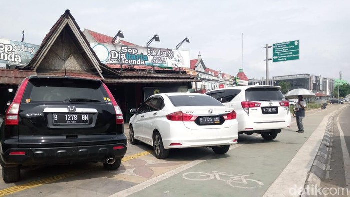 Trotoar Jalan Rawa Buntu Tangsel jadi tempat parkir liar