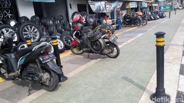 Trotoar Jalan Rawa Buntu Tangsel jadi tempat parkir liar
