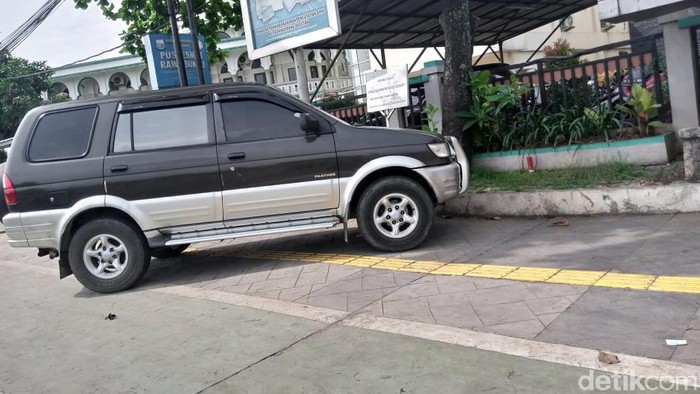 Trotoar Jalan Rawa Buntu Tangsel jadi tempat parkir liar
