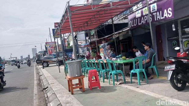 Trotoar Jalan Rawa Buntu Tangsel jadi tempat parkir liar