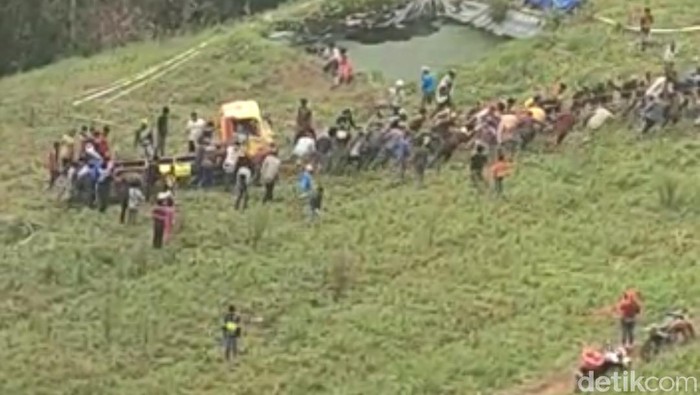 Truk jatuh ke jurang 100 meter di lereng Bromo, Kabupaten Probolinggo. Hari ini warga gotong royong mengevakuasi bangkai truk tersebut.