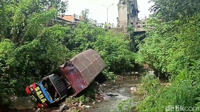 truk terjun ke sungai di pasuruan