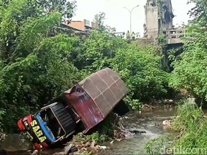 Truk Boks Terjun ke Sungai Setelah Ditabrak Tronton di Pasuruan