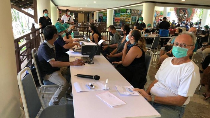 Vaksinasi Covid-19 kepada WNA di Sanur, Senin (5/4/2021).