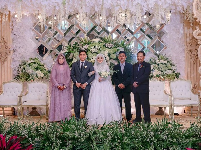 Viral foto sang ayah yang sudah tiada Viral foto sang ayah yang sudah tiada, hadir kembali di atas pelaminan.